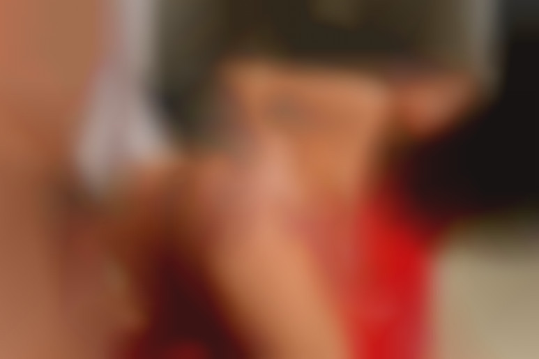 Intimität zu Hause: Leidenschaft auf der Couch mit der schönen Sybil