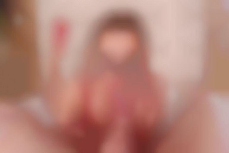 Séduction avec ses lèvres rouges: une fellation super chaude en lingerie rouge