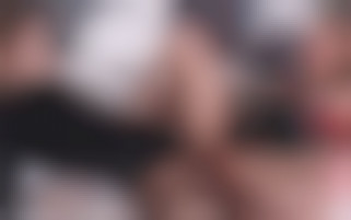 Latex- und Peitschenspiel zwischen Freundinnen