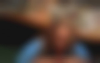 Frecher Blowjob unter dem Tisch im Restaurant mit der schönen Kristina Sweet