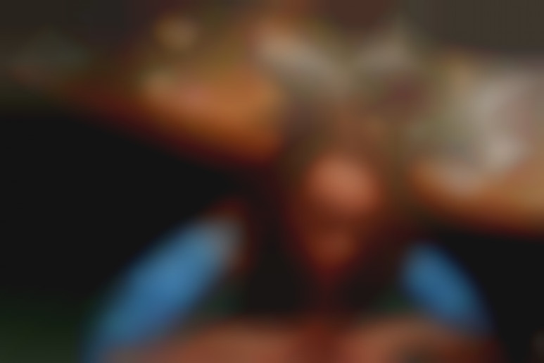 Fellation coquine sous la table au restaurant avec la belle Kristina Sweet