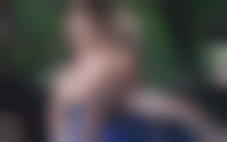 Entraînement  sensuel : sexe chaud du couple au gymnase sur un ballon d'exercice