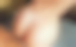 Rencontre sensuelle sur la plage avec un couple éblouissant