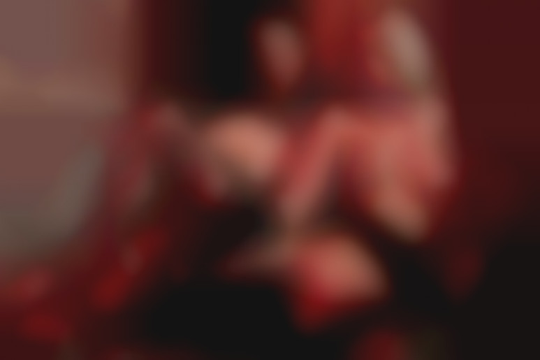 2 lesbiennes brulantes à l'usine