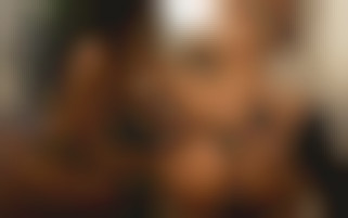 Deux magnifiques femmes se dévouent entièrement à Leo