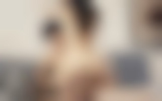 Luna ist : leidenschaftlicher Sex auf der Couch