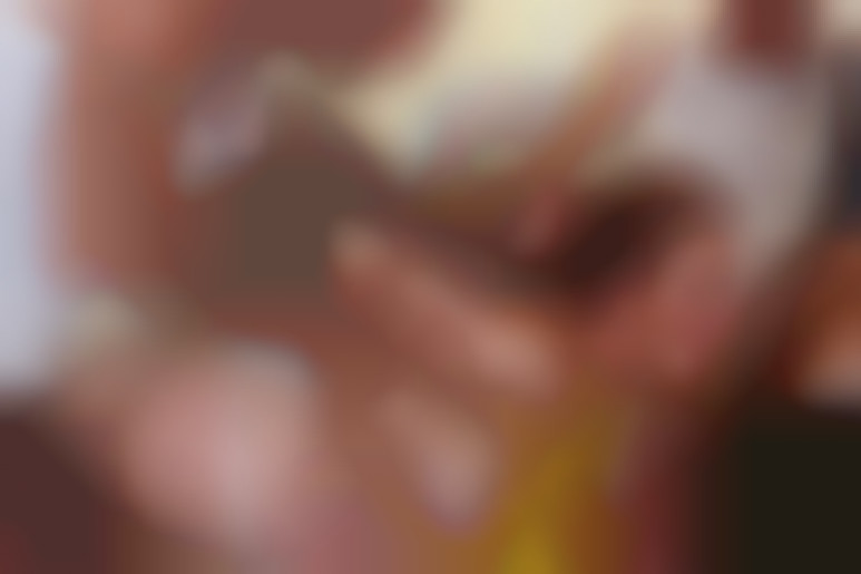 Gang bang hard pour Tarra avec 4 mecs bien montés