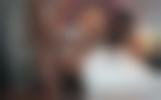 Luna Okko zeigt ihren Freunden ihr umwerfendes Dessous-Set