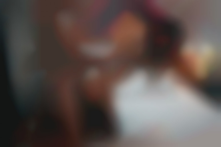 Luna Okko zeigt ihren Freunden ihr umwerfendes Dessous-Set