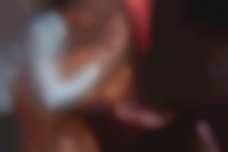 La gourmande Cécilia au glory hole du club libertin