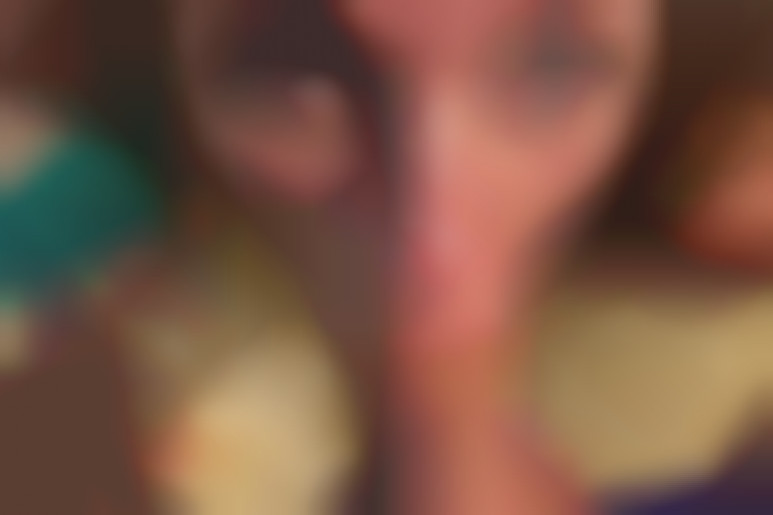 Sexe au soleil et crème solaire avec la sublime Angel Emily