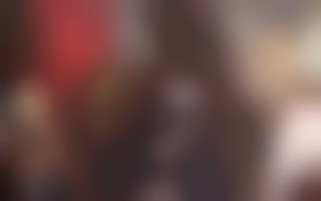 Sodomisée dans un club devant une foule d'inconnus