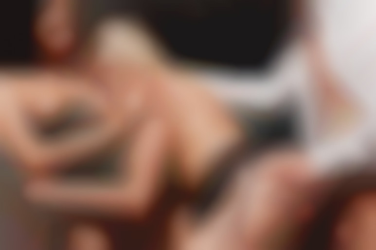 2 hot housewives to fuck now on my car's hood