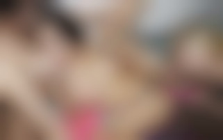 Bürohitze: Drei Lesben probieren ausgelassen Kleidung an