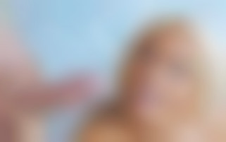 Die Leidenschaft der blonden Schönheit am Pool: Verführung im Solarium