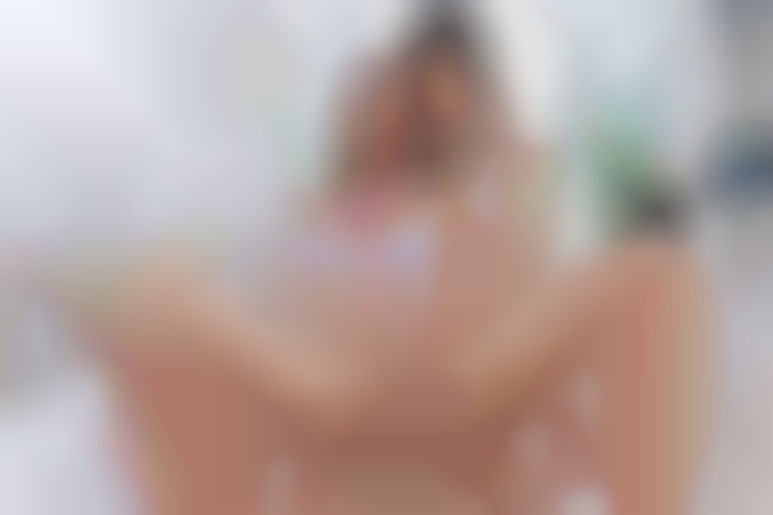 Une MILF sexy rencontre une livreuse sexy