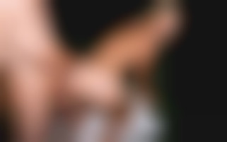 À minuit dans le jardin: blonde éblouissante sous les étoiles