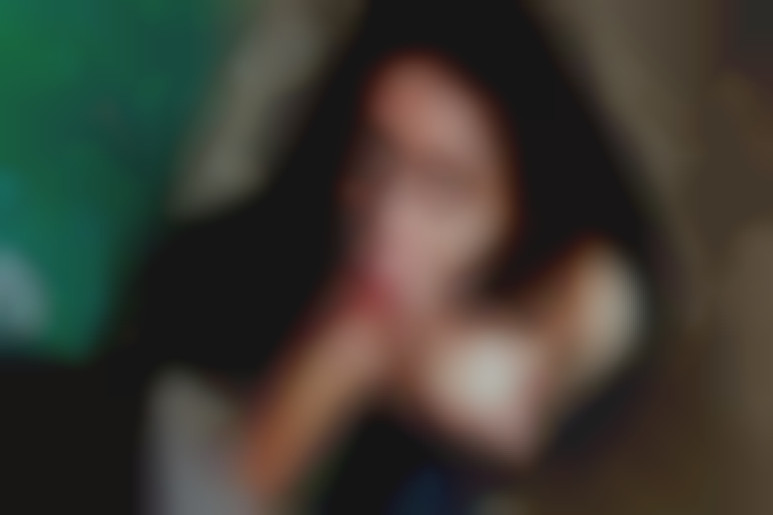 Rencontre coquine dans un parc public avec Little Arden