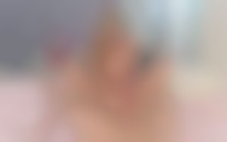 Pieds de jeune femme sur une bite d'homme