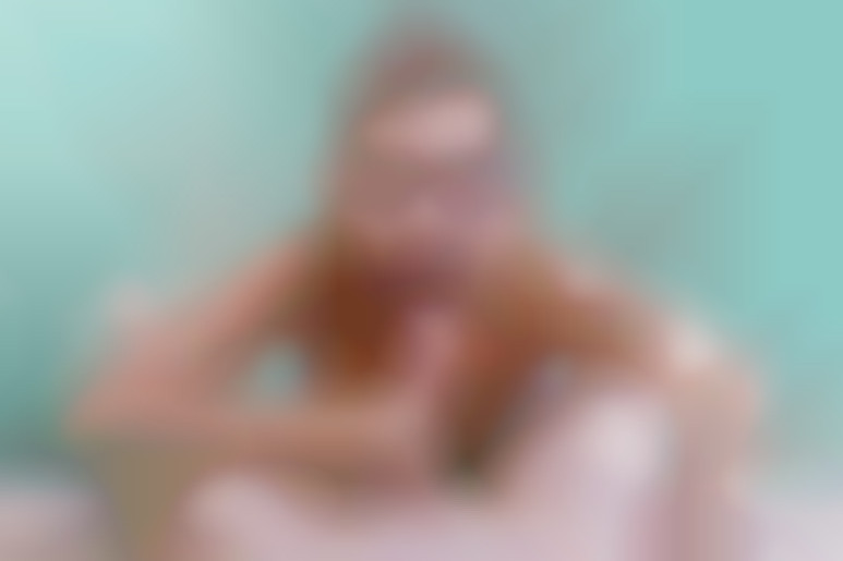 Eva Elfie dans la piscine