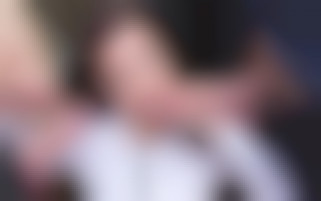 Lexie, comblée par 3 hommes dans un bar