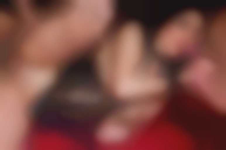 Inès Lenvin soumise à plusieurs hommes dans un Club SM