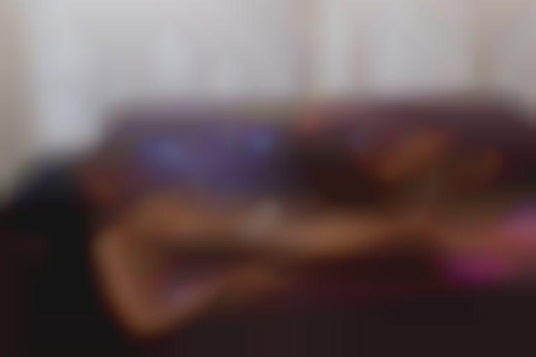 Top Model X – ein intimer Moment im Wohnzimmer