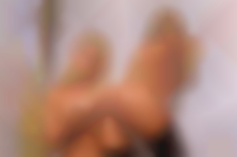 Deux blondes avec un gode