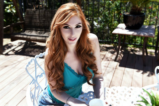 Meet the sexy redhead, Lauren at a café