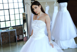 Have an exciting quickie with Liya as she tries on wedding dresses.